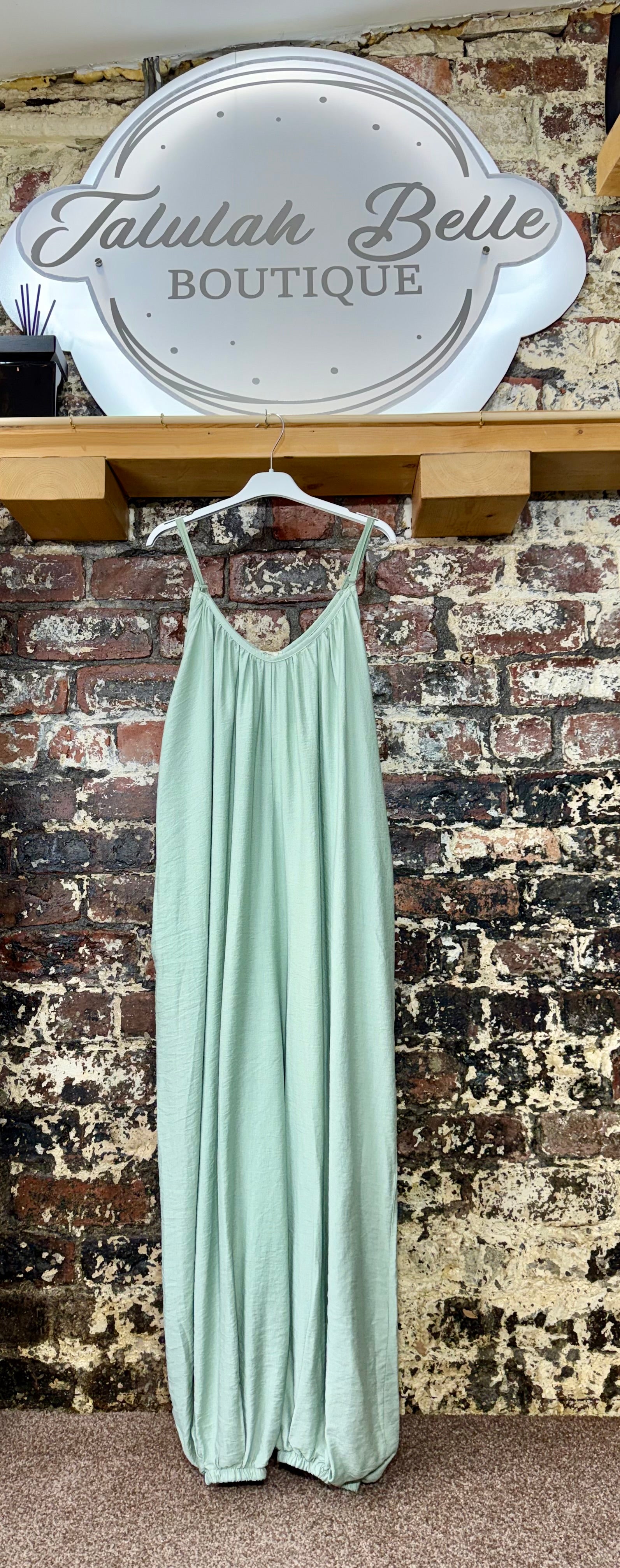 Jumpsuit 100% viscose.