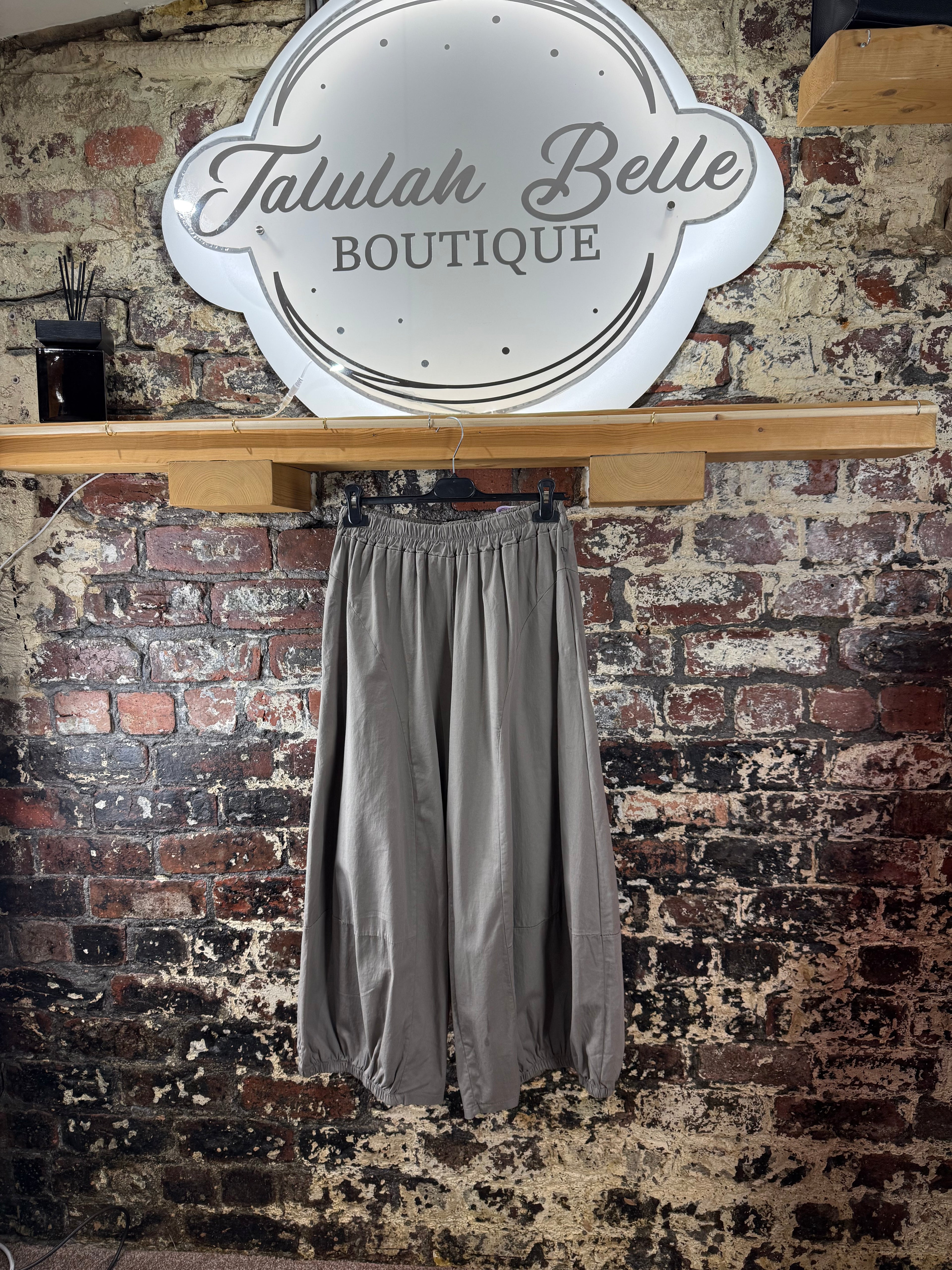Balloon leg trousers