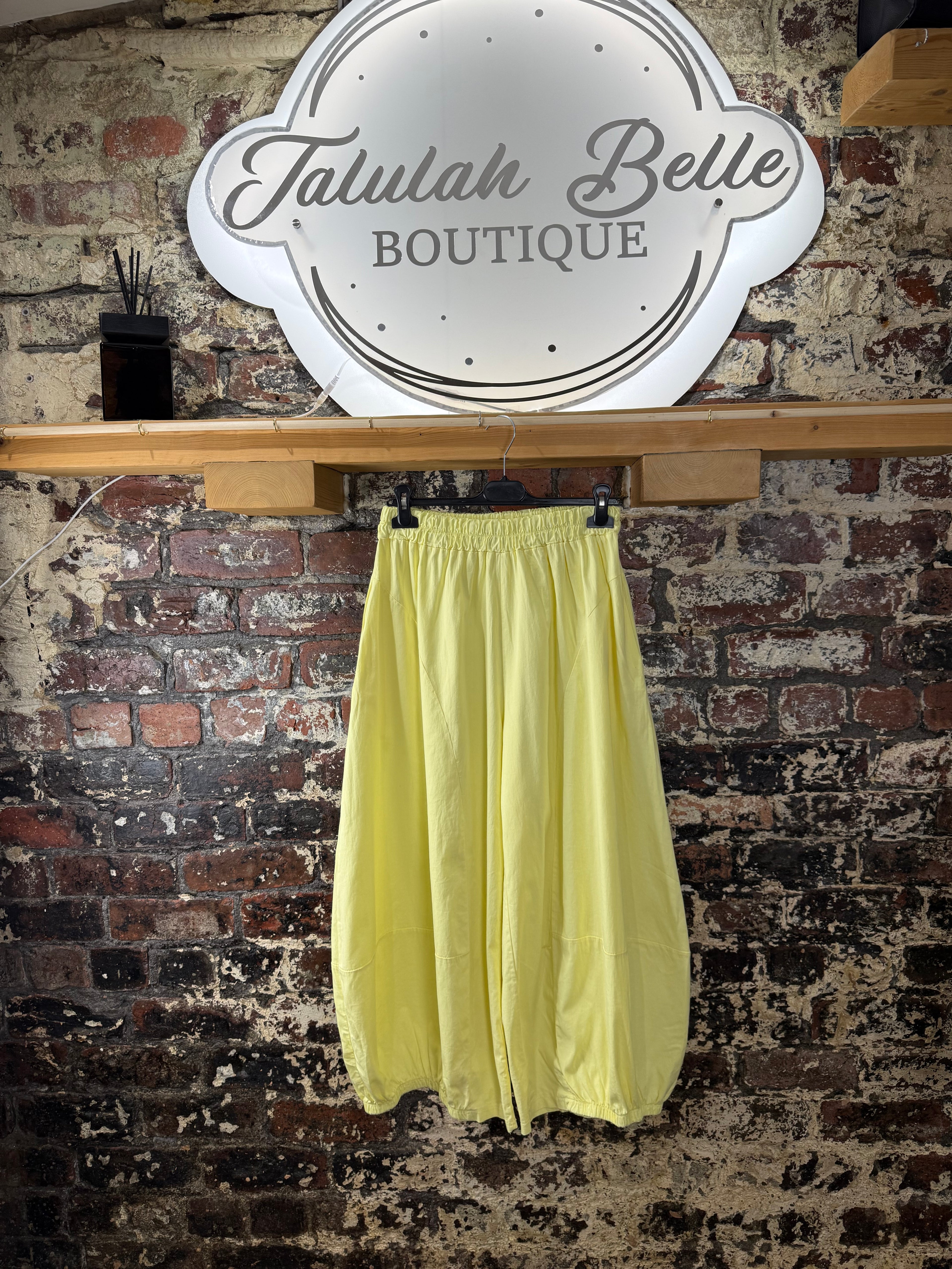 Balloon leg trousers