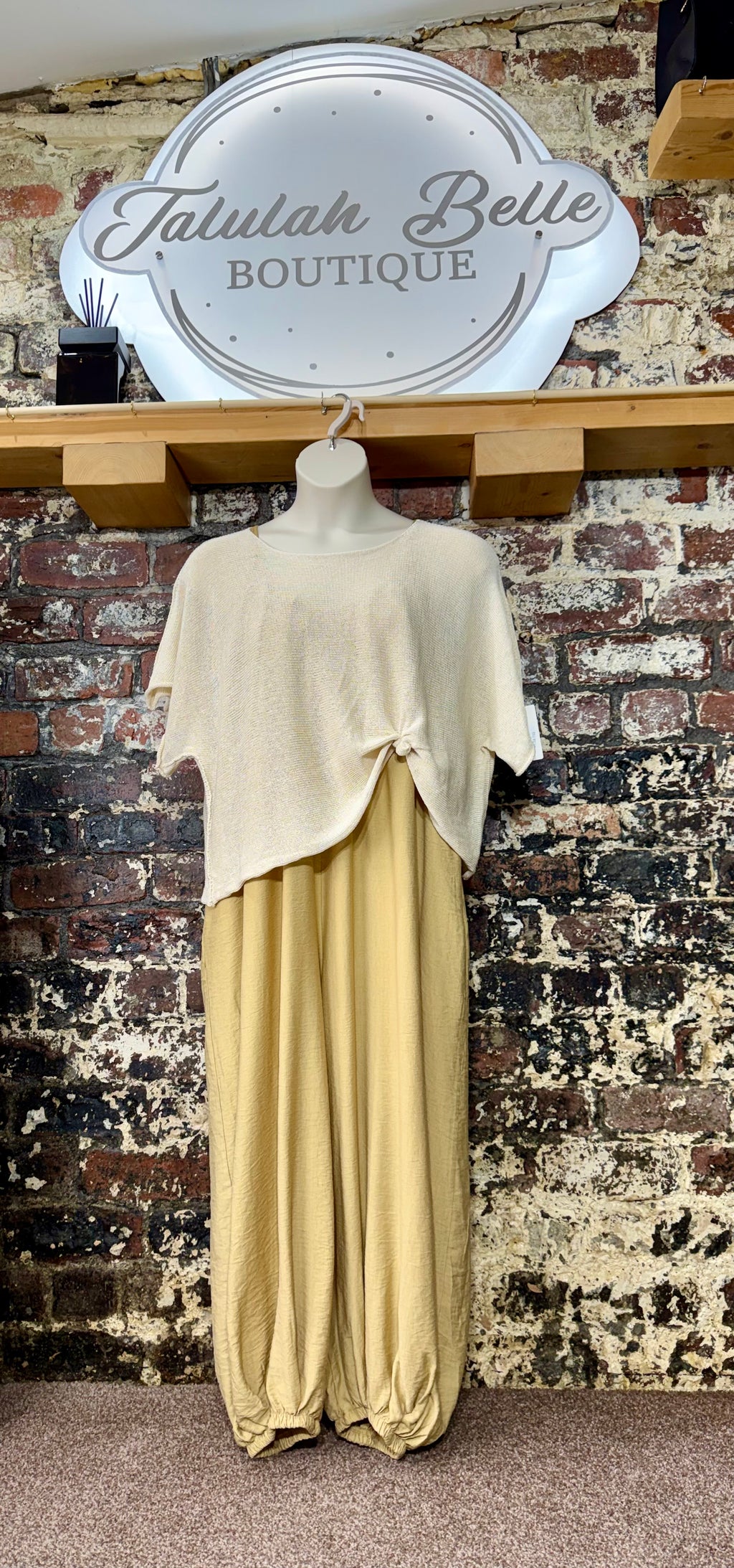 Jumpsuit 100% viscose.