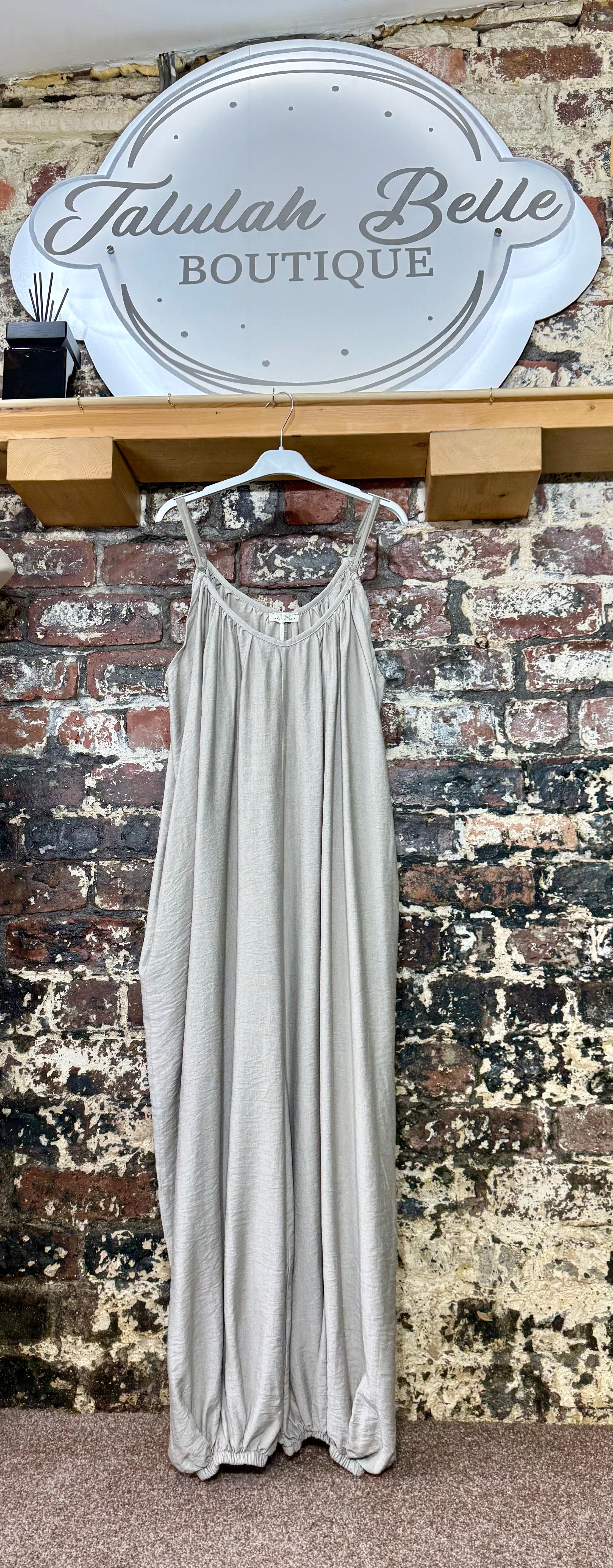 Jumpsuit 100% viscose.