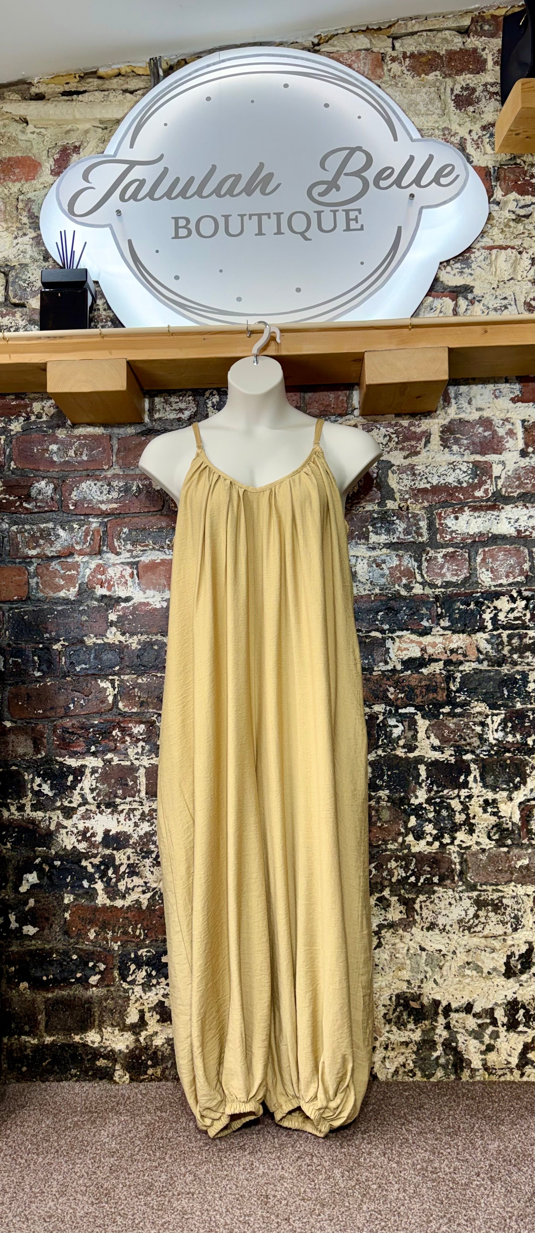 Jumpsuit 100% viscose.