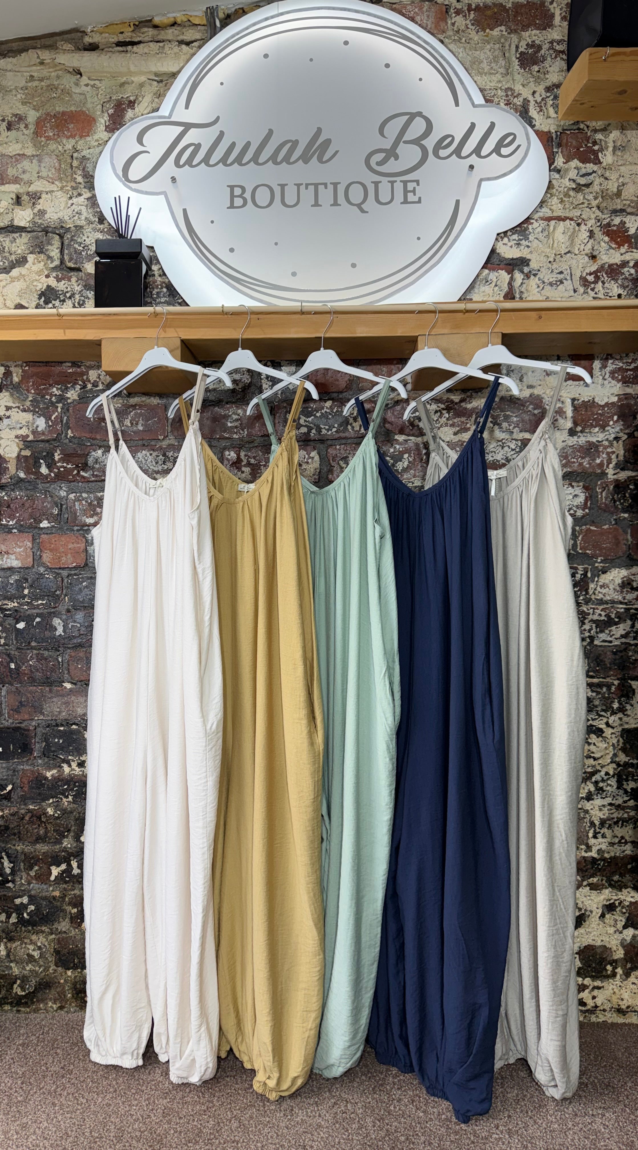 Jumpsuit 100% viscose.
