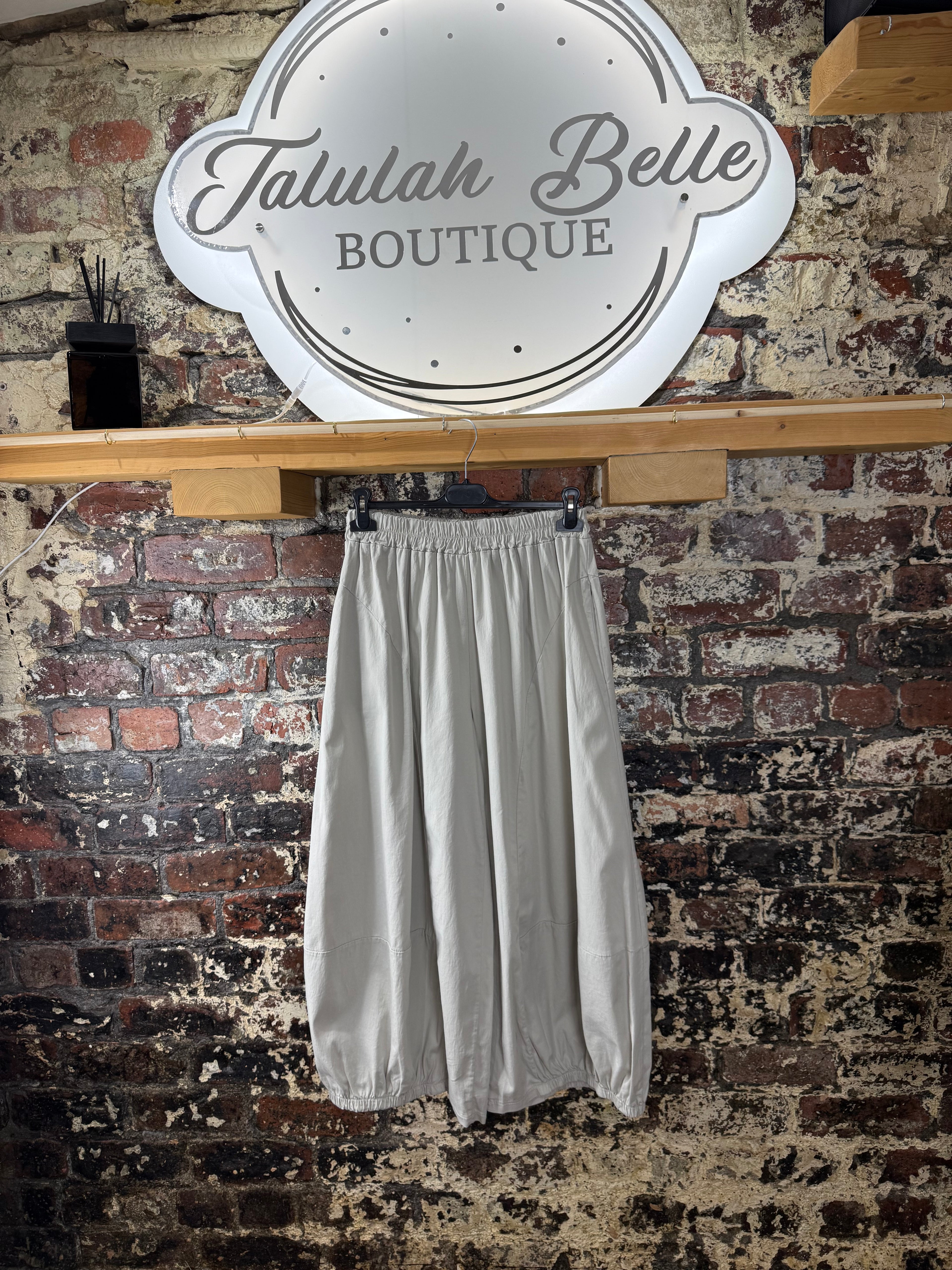 Balloon leg trousers