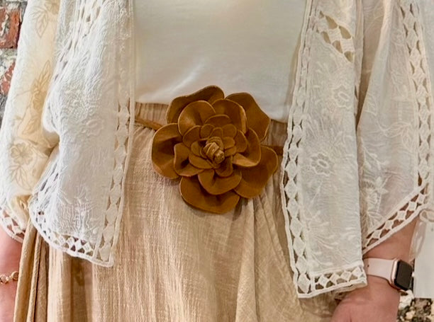 Corsage belt in natural suede